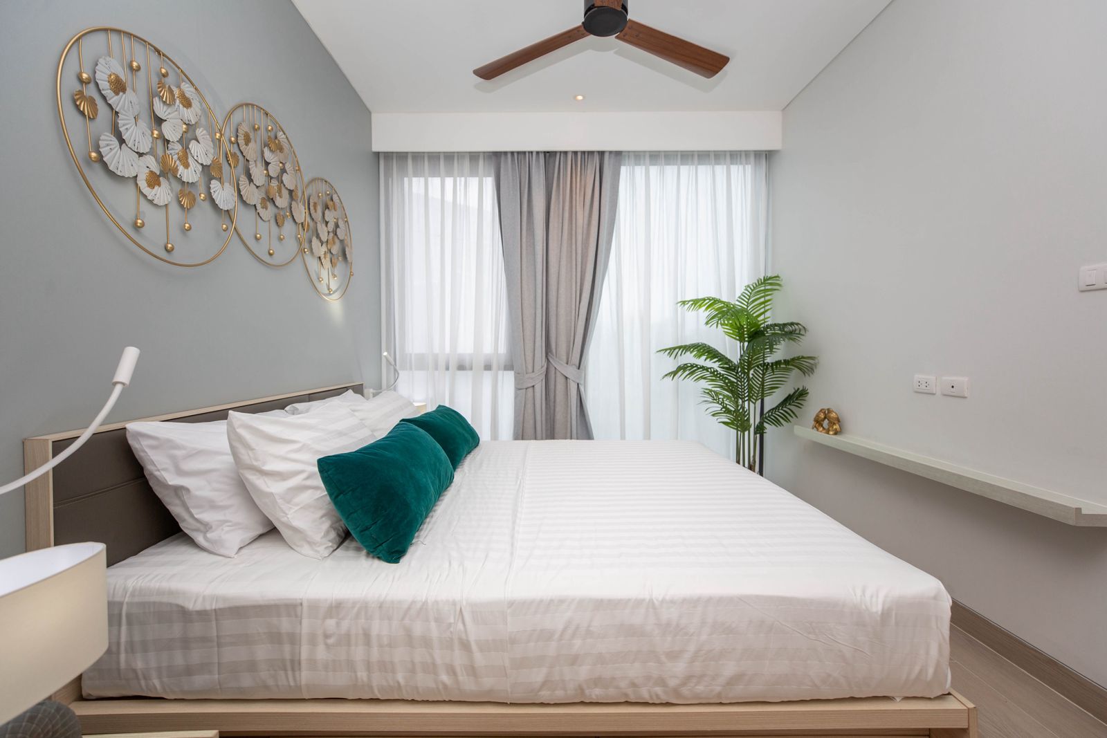 Однокомнатные апартаменты с видом на озеро в Cassia Residence