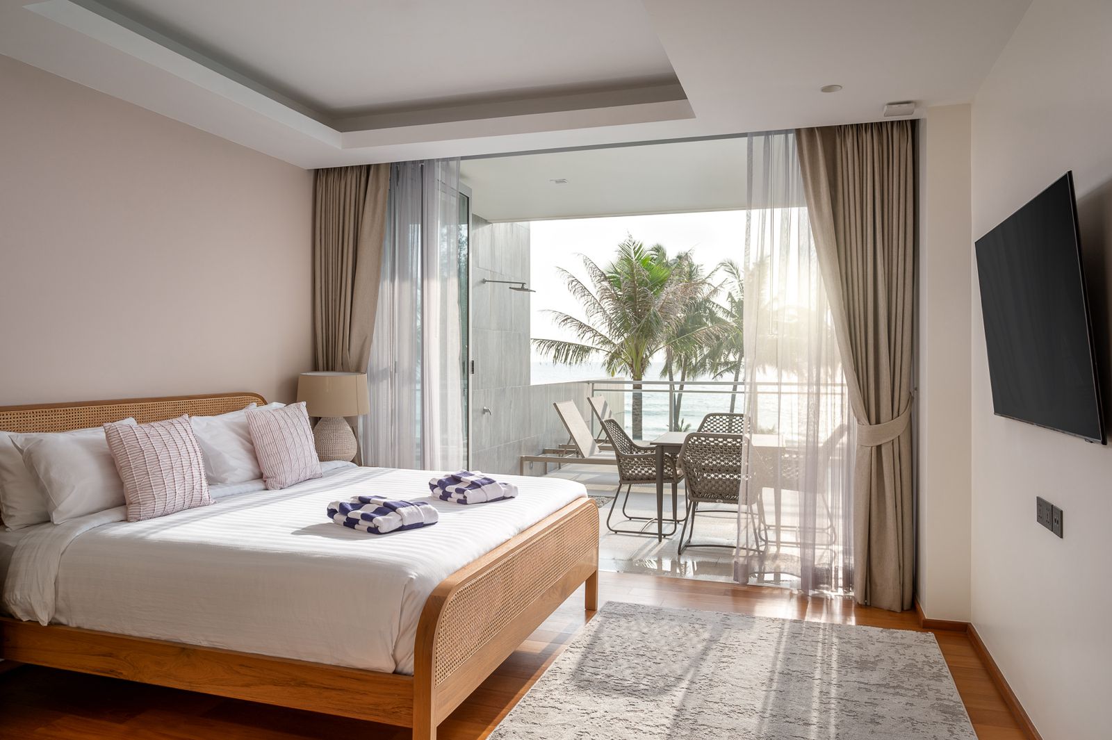 Люксовые 3-спальные апартаменты с инфинити бассейном в Angsana Beachfront Residence